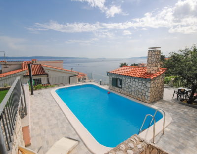 Family apartment with heated pool and great view